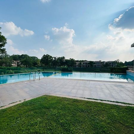 Premium Apartment In Tarudhan Valley Golf Resort Manesar Dış mekan fotoğraf